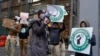 Para pekerja melakukan aksi mogok dan meneriakkan slogan di depan gerai Starbucks di New York (foto: dok). Pekerja Starbucks di lebih dari 100 gerai di AS mengatakan mereka akan melakukan aksi mogok. 