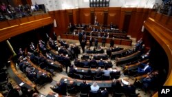 Anggota parlemen Lebanon melakukan pemungutan suara untuk memilih presiden di gedung parlemen di Beirut, Lebanon, Rabu, 14 Juni 2023. (Foto AP/Hassan Ammar)