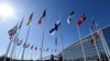 Cờ Phần Lan được kéo lên tại trụ sở NATO ở Brussels khi nước này trở thành thành viên thứ 31 của liên minh.