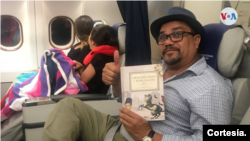 El comediante y empresario venezolano Benjamín Rausseo posa durante un vuelo en una fotografía difundida en su cuenta de Twitter. El también dirigente político anunció que no se postulará a la primaria opositora del 22 de octubre, pero sí para las presidenciales de 2024.