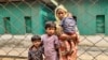 ຄອບ​ຄົວ​ນຶ່ງ​ຂອງ​ອົບ​ພະ​ຍົບ​ໂຣ​ຮິງ​ຢາ ມາ​ພົບ​ປະ​ກັບ​ພວກ​ເຈົ້າ​ໜ້າ​ທີ່​ມຽນ​ມ​າ ໃນ​ເມືອງ​ເຕັກ​ນັ​ຟ ປະ​ເທດ​ບັງ​ກ​ລາ​ແດັ​ສ ວັນ​ທີ 15 ມີ​ນາ 2023 