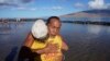 ທ່ານ ວິເຊນເຕ ຣູບອຍ (Vicente Ruboi) ຮັບການກອດ ຫຼັງຈາກເຮັດພິທິໃຫ້ພອນ ວັນທີ 15 ສິງຫາ 2023