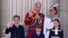 El príncipe William y la princesa Kate de Gales en el balcón del Palacio de Buckingham con sus hijos, el príncipe George, a la izquierda, el príncipe Louis, al frente en el centro, y la princesa Charlotte, en Londres, el sábado 15 de junio de 2024.