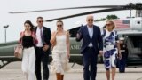 Familia alienta a Biden a permanecer en la carrera presidencial