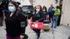 Texas envía grupo de migrantes en autobús a Los Ángeles