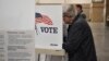 FILE - Seorang pemilih mengisi surat suara di pusat acara MetraPark, Billings, Montana, Selasa, 4 Juni 2024. (AP/Matthew Brown)