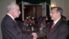 Presiden Bolivia saat itu, Hugo Banzer (kiri), menjabat tangan Duta Besar AS untuk Bolivia Victor Manuel Rocha, dalam sebuah acara di La Paz, pada 3 Agustus 2000. (Foto: Reuters)