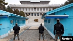 FILE: Tentara Korea Selatan berjaga selama tur media di Area Keamanan Bersama (JSA) di Zona Demiliterisasi (DMZ) di desa perbatasan Panmunjom di Paju, Korea Selatan, 03 Maret 2023. (JEON HEON-KYUN/Pool via REUTERS)