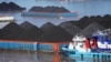 Sejumlah kapal pengangkut batu bara berada di sungai Mahakam di Samarinda, Kalimantan Timur, pada 19 Desember 2022. (Foto: AP/Dita Alangkara)