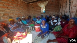Ogogo abangene umcimbo wokuphelekezela amajaha okumele asokwe.