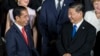 အင်ဒိုနီးရှားသမ္မတ Joko Widodo (ဝဲ) နဲ့ တရုတ်သမ္မတ Xi Jinping တို့ ၂၀၁၉ ခု၊ G-20 ညီလာခံမှာ တွေ့ဆုံကြစဉ်။ (ဇွန် ၂၈၊ ၂၀၁၉ )  