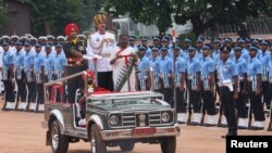 အိန္ဒိယနိုင်ငံရဲ့ လက်ရှိရွေးကောက်ခံသမ္မတ Droupadi Murmu ကျမ်းသစ္စာကျိန်ဆိုပြီးနောက် ဗိုလ်ရှုခံထွက်စဉ်။ (ဇူလိုင် ၂၅၊ ၂၀၂၂) 