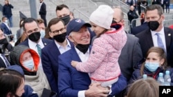 Madaxweyne Biden oo kor u qaaday mid ka mid ah carruurta qaxootiga Ukraine ee ku jira garoonka Warsaw