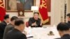 မြောက်ကိုရီးယားခေါင်းဆောင် Kim Jong Un က အာဏာရပါတီတာဝန်ရှိသူတွေနဲ့တွေ့ဆုံပြီး ကိုဗစ်-၁၉  ကပ်ရောဂါကူးစက်ပျံ့နှံ့မှု တုံ့ပြန်ဆောင်ရွက်ရေး ဆွေးနွေးစဉ်။ (မေ ၁၇၊၂၀၂၂) 