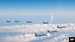 资料照片：2022年5月25日，日本和美国战斗机在日本海上空联合巡航。（美联社照片）