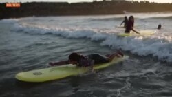 Dans la ville côtière de Tarfaya, une académie de surf fait planer les jeunes