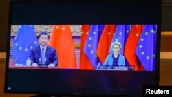 Madaxweynaha Shiinaha Xi Jinping and iyo madaxa guddiga Midowga Yurub Ursula von der Leyen xilli shalay uu socda shirka fogaan-ragga ah ee EU iyo  Shiiinaha