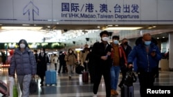 北京國際機場內的旅客形色匆匆。（2022年12月27日）