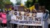 Para aktivis melakukan aksi unjuk rasa di London untuk menentang rencana pemerintah Inggris melakukan deportasi terhadap para migran (foto: dok). 