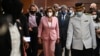 အမေရိကန်အောက်လွှတ်တော်ဥက္ကဋ္ဌ Nancy Pelosi (ဗဟို) မလေးရှားနိုင်ငံ၊ ကွာလာလမ်ပူမြို့က လွှတ်တော်အဆောက်အဦးမှာ လှည့်လည်ကြည့်ရှုနေစဉ်။ (သြဂုတ် ၂၊ ၂၀၂၂) 