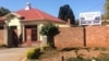 Ababalisi esikolo seEveline High School koBulawayo bebesebenzi ngoLwesithathu. (VOA)