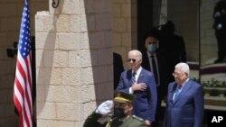 အမေရိကန်သမ္မတ Joe Biden နဲ့ပါလက်စတိုင်းသမ္မတ Mahmoud Abbas တို့ အနောက်ဘက်ကမ်းခြေဒေသ Bethlehem မှာ နိုင်ငံတော်သီချင်းသီဆိုချိန်ငြိမ်သက်စွာနားထောင်နေစဉ်။ (ဇူလိုင် ၁၅၊ ၂၀၂၂) 