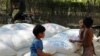 ကုလသမဂ္ဂစားနပ်ရိက္ခာအစီအစဉ် WFP က ရေးဘေးသင့်ပြည်သူတွေအတွက် ထောက်ပံ့ပေးနေတဲ့ ရိက္ခာပစ္စည်းတွေကို မကွေးတိုင်းဒေသကြီးအတွင်း၊ ရေစကြိုမြို့နယ်စု၊ ပခန်းကြီးမြို့မှာတွေ့ရစဉ်။ (ဓာတ်ပုံ-WFP/ယခင် မှတ်တမ်းဓာတ်ပုံ)
