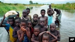 As cheias em Moçambique provocam verdadeiras calamidades, mas as ajudas da comunidade internacional nem sempre chegam a quem mais precisa.