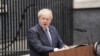 ဗြိတိန်ဝန်ကြီးချုပ် Boris Johnson က ရာထူးကနုတ်ထွက်မယ့်အကြောင်း ဒေါင်းနင်းလမ်းမှာ ပြောကြားစဉ်။ (ဇူလိုင် ၇၊ ၂၀၂၂)