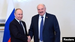 Rais wa Russia Vladmir Putin (kushoto) na mwenzake wa Belarus Alexander Lukashenko baada ya mkutano wao St. Petersburg June 25 2022. 