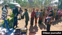  စစ်ဘေးသင့်ပြန်လည်ထူထောင်ရေးစခန်းတွင်း ရိက္ခာဝေငှစဉ်။ ( ဓာတ်ပုံ- ဒီးမော့ဆို/ကုန်းသာ)