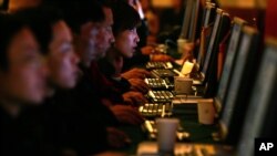 中国互联网使用者在一网吧上网 （资料照片）