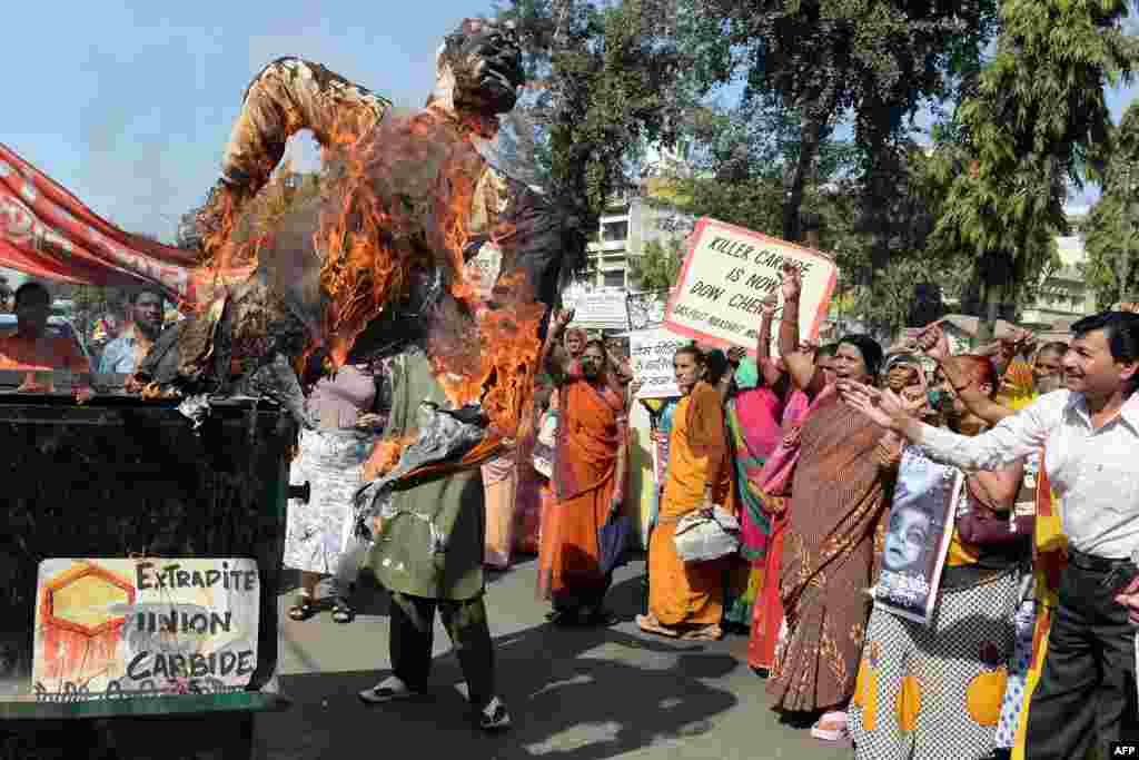 Bhopal Gas disaster survivors shout slogans as they burn an effigy during a protest rally in Bhopal, Dec. 2, 2014. The Bhopal industrial disaster, the world&#39;s worst industrial disaster in 1984 when gas leaked from a pesticides plant owned by the US multinational Union Carbide, killed about 4,000 people on the night of December 3, 1984.