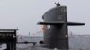 台灣總統蔡英文2017年3月21日在高雄海軍基地的一艘潛艇上揮手。