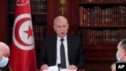  Le président tunisien Kais Saied, au centre, dirige une réunion de sécurité avec des membres de l'armée et des forces de police à Tunis, en Tunisie, le dimanche 25 juillet 2021.