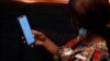 Une femme son téléphone à Abuja, au Nigéria, le 21 septembre 2020. (REUTERS / Afolabi Sotunde)