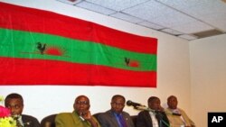 Dirigentes históricos da UNITA, numa conferência de Imprensa em Luanda. Da esquerda para a direita estão Abel Chivukuvuku, Samuel Chiwale, Paulo Lukamba Paulo, Jose Quissanga e Carlos Tiago Kandanda