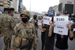 Demo anti-pemerintah di depan para tentara di Lebanon di kota Zouk Mosbeh, utara Beirut, Lebanon, 27 April 2020. (Foto: dok).