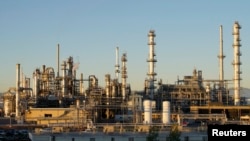 Fasilitas penyulingan minyak di Denver, Colorado, AS (foto: dok). Harga minyak mentah Brent, yang menjadi acuan dunia, berada di kisaran $81-$83 per barel selama sebulan terakhir. 