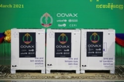 Wadah vaksin Oxford / AstraZeneca dalam upacara serah terima vaksin COVID-19 di bawah skema COVAX di Bandara Internasional Phnom Penh, Kamboja, 2 Maret 2021. (REUTERS)