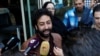 Le journaliste et activiste Omar Radi s'adresse aux médias devant le tribunal à Casablanca, au Maroc, le 12 mars 2020.