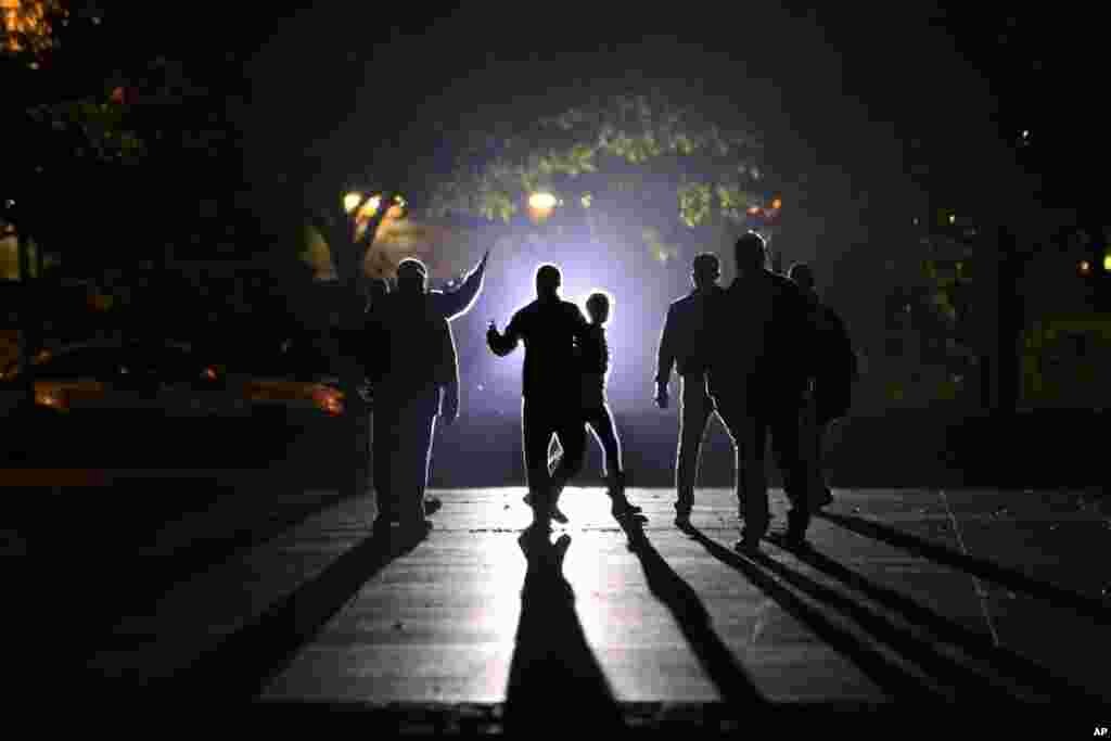 Les habitants des alentours sont évacués par les forces de sécurité qui ont lancé l’assaut contre des personnes présumées liées aux attaques meurtrières dans la capitale française,18 novembre 2015