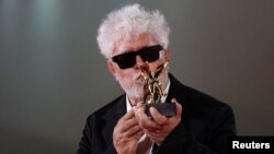 Sutradara Pedro Almodovar memegang Penghargaan Golden Lion untuk Film Terbaik atas film "The Room Next Door", selama Festival Film Venesia ke-81, Italia, 7 September 2024. (Foto: REUTERS/Louisa Gouliamaki)