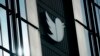ARCHIVO - Un logotipo de Twitter afuera de las oficinas de la compañía en San Francisco, el 19 de diciembre de 2022. 