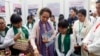 ပညာရေးဖွံ့ဖြိုးမှုအကောင်အထည်ဖော်ရေးဆိုင်ရာ အစည်းအဝေးကာလအတွင်း ခင်းကျင်းပြသထားတဲ့ လက်မှုပစ္စည်းများကို ကြည့်ရှုနေတဲ့ ဒေါ်အောင်ဆန်းစုကြည်။ (ဇန်နဝါရီ ၂၈၊၂၀၂၀)