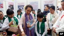 ပညာရေးဖွံ့ဖြိုးမှုအကောင်အထည်ဖော်ရေးဆိုင်ရာ အစည်းအဝေးကာလအတွင်း ခင်းကျင်းပြသထားတဲ့ လက်မှုပစ္စည်းများကို ကြည့်ရှုနေတဲ့ ဒေါ်အောင်ဆန်းစုကြည်။ (ဇန်နဝါရီ ၂၈၊၂၀၂၀)