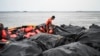 Seorang personel garda pantai sedang menata penghalang tumpahan minyak untuk persiapan pengerahan di sebuah pelabuhan di Limay, Bataan, 25 Juli 2024. (Foto: Jam Sta Rosa/AFP)