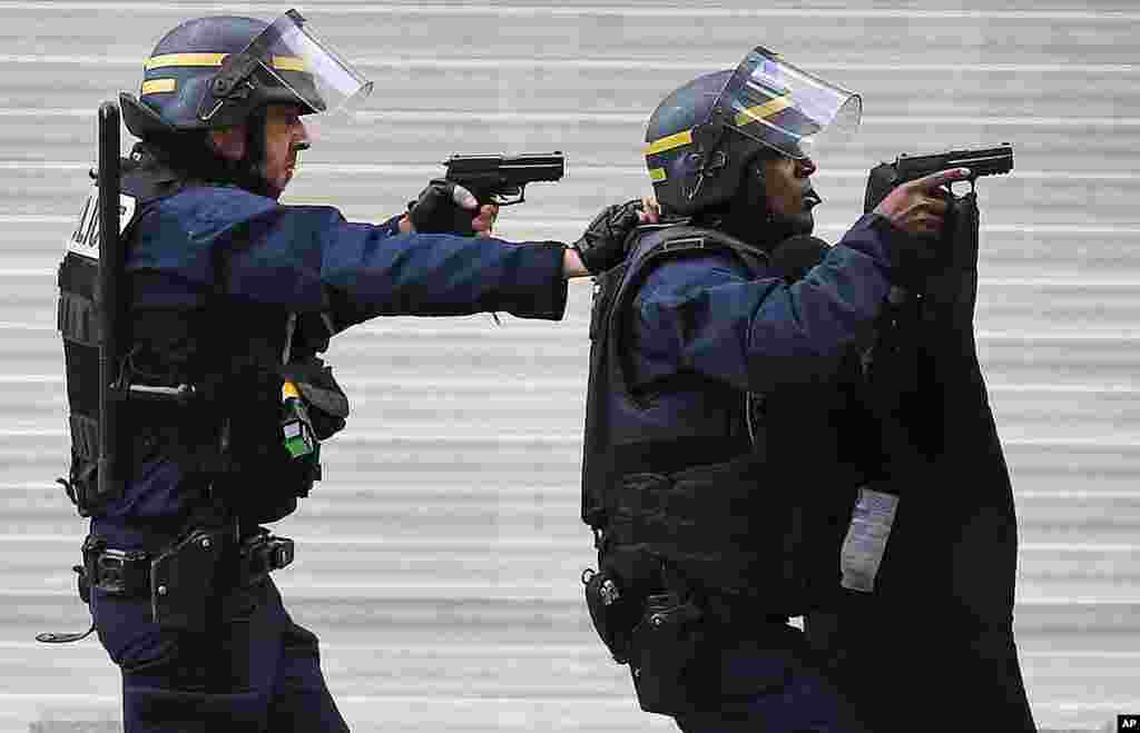 Les forces spéciales en plein assaut contre des personnes présumées liées aux attaques meurtrières dans la capitale française, à Saint-Denis, 18 novembre 2015