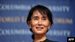 နိုင်ငံတော်အတိုင်ပင်ခံပုဂ္ဂိုလ် ဒေါ်အောင်ဆန်းစုကြည် (ယခင် မှတ်တမ်းဓာတ်ပုံ)