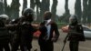 Mamadou Koulibaly, un leader de l'opposition et ancien président du Parlement ivoirien, est interpellé lors d'une manifestation contre la nouvelle Constitution du président Alassane Ouattara, à Abidjan, le 20 octobre 2016.